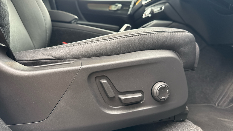 Volvo XC40 2.0 B3P Ultra Dark 5dr Auto Petrol Estate